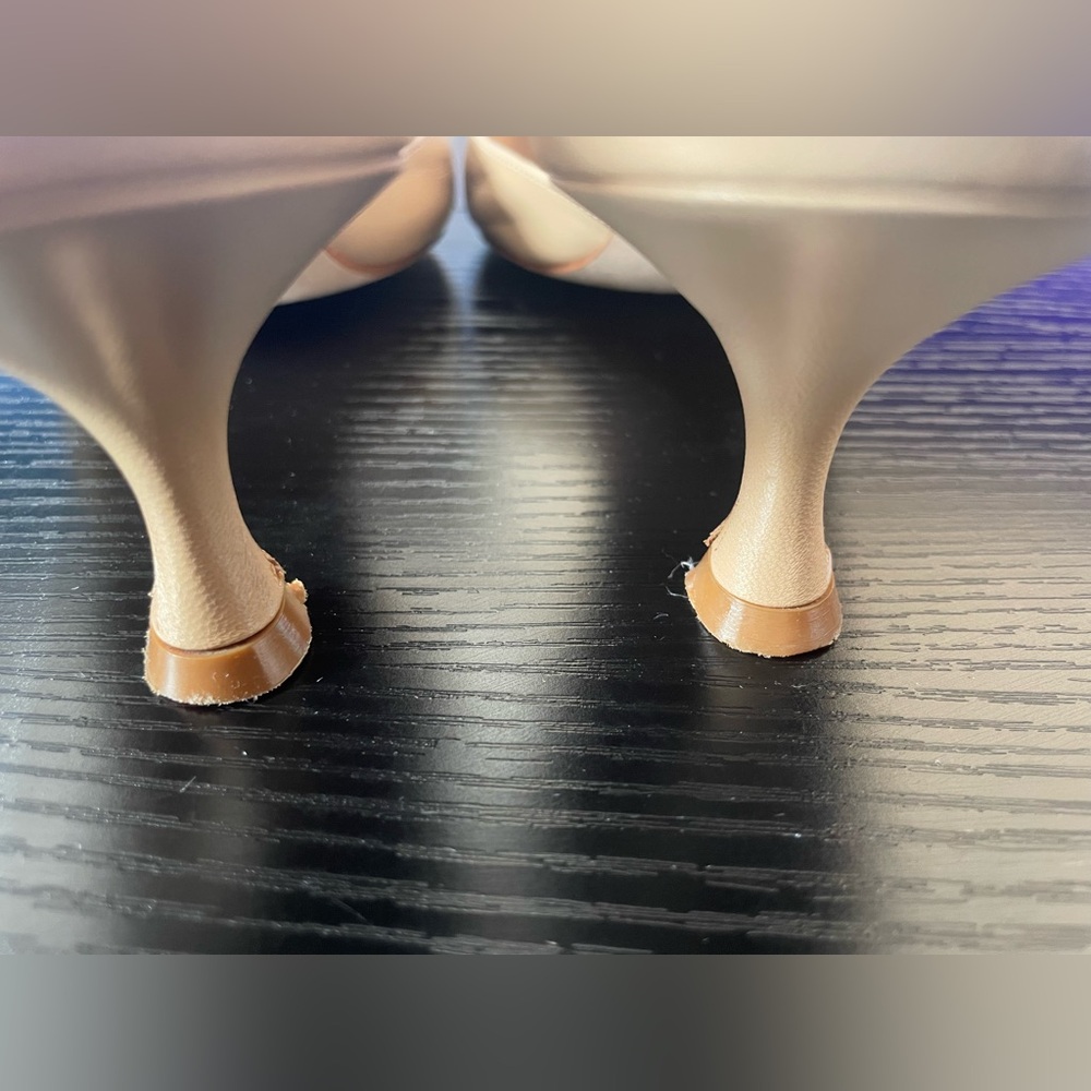 Manolo Blahnik Nude Beige Pointed Slingback Heels - Picture 7 of 9